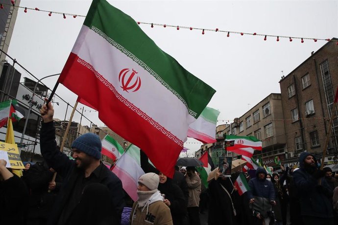 Un manifestante con una bandera de Irán en Teherán
