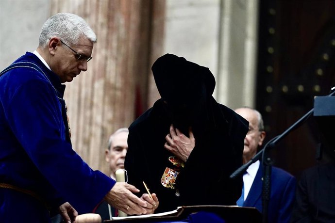 Archivo - Preso liberado firma antes de procesionar por las calles de Málaga  acompañando al Cristo El RIco.