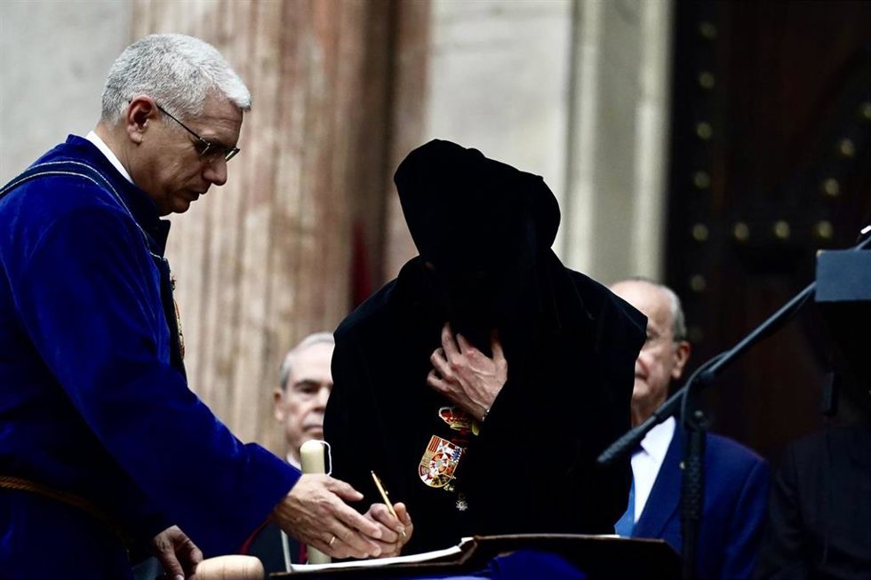 Archivo - Preso liberado firma antes de procesionar por las calles de Málaga  acompañando al Cristo El RIco.