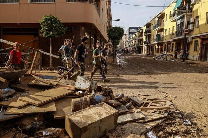 Archivo - Dos personas entre escombros en Sedaví, a 5 de noviembre de 2024, en Valencia. 
