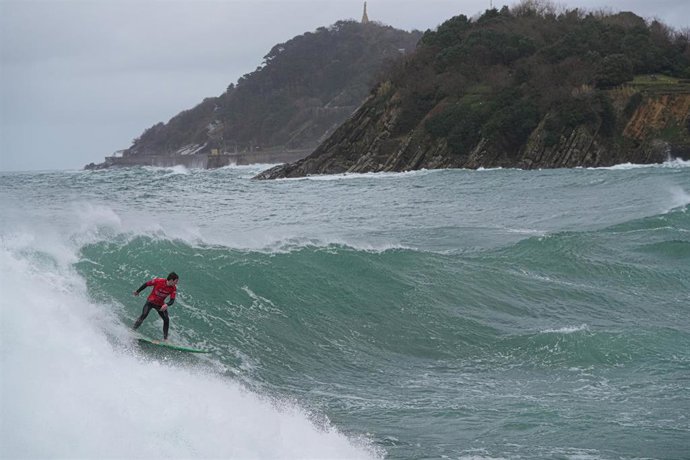 Euskadi activa este sábado el aviso amarillo por olas de más de tres metros y nieve por debajo de 1.000 metros Una persona hace surf en la playa de Ondarreta