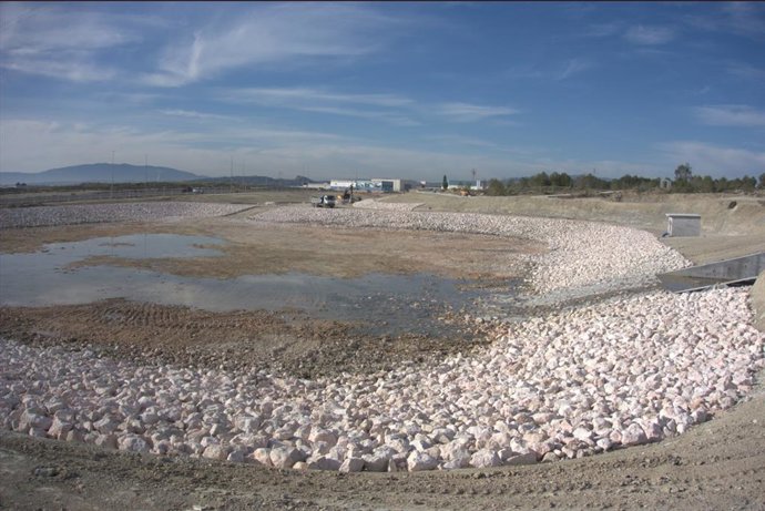 Imagen de las obras del sistema de drenaje sostenible desarrollado por el Gobierno regional en el polígono industrial El Saladar I, en Lorquí