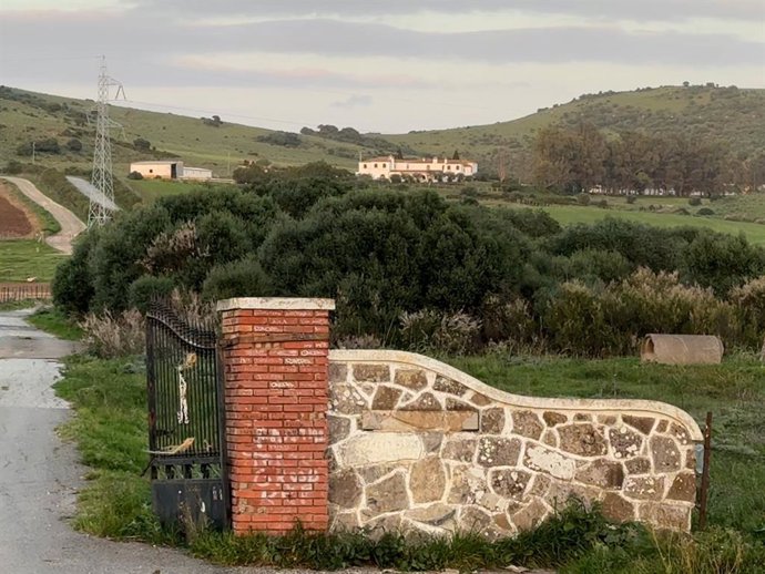 Entrada de la Finca Cantora sin su cartel