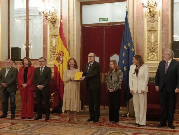 El Defensor del Pueblo, Ángel Gabilondo, entrega el Informe Anual de la institución a la presidenta del Congreso, Francina Armengol.