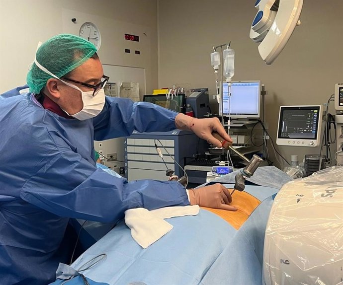 La Unidad del Dolor del Servicio de Anestesiología del Hospital Clínico Universitario de València ha incorporado una nueva técnica para tratar el dolor lumbar crónico, siendo el primer centro público del país que la ha realizado.