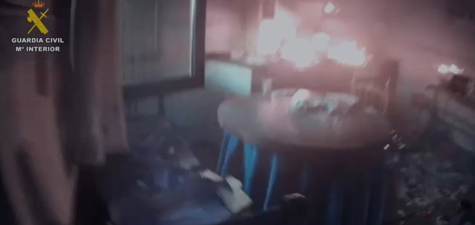 Agentes de la Guardia Civil sofocan un incendio en una vivienda en Cabezuela del Valle Agentes de la Guardia Civil sofocan un incendio en una vivienda en Cabezuela del Valle