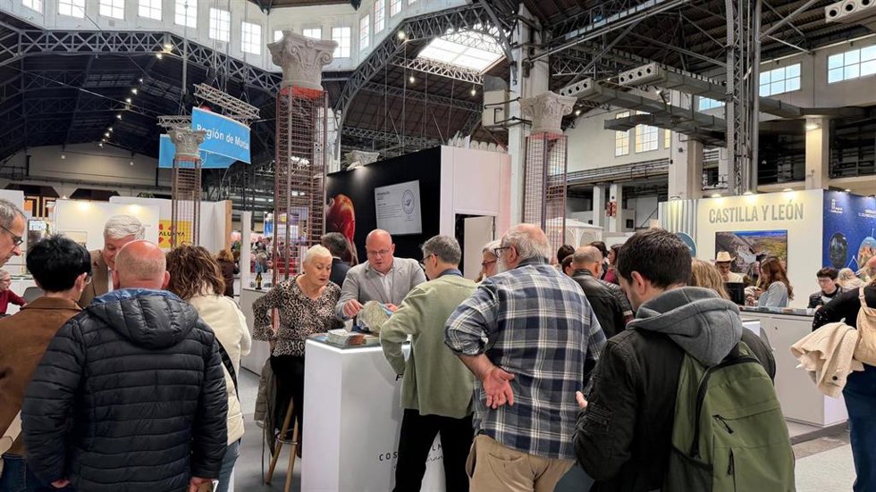 Visitantes en el expositor de la marca turística 'Costa de Almería' durante la XXXIII edición de la B-Travel de Barcelona.