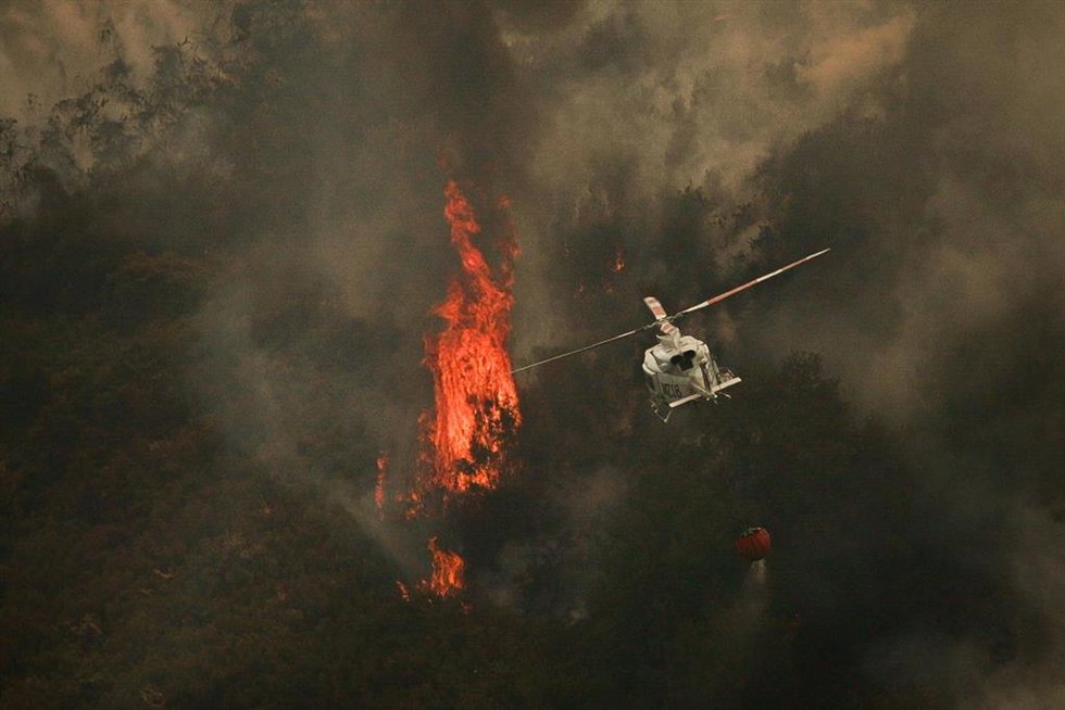 Archivo - Efectivos aéreos de los bomberos durante las labores de extinción del incendio de Avión, a 25 de agosto de 2025, en Avión, Ourense (España). El último de los incendios forestales registrados en Galicia, iniciado en Avión (Ourense) a las 17.09 de