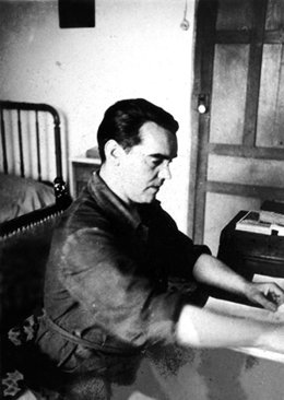 Archivo - El poeta Federico García Lorca en su escritorio. Archivo.