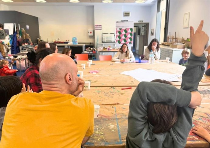 Familias logroñesas participan en el taller intergeneracional para diseñar las bibliotecas públicas del futuro