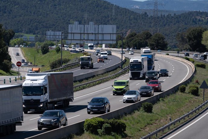 Archivo - Arxivo - Tràfic en una carretera catalana, en una imatge d'arxiu.