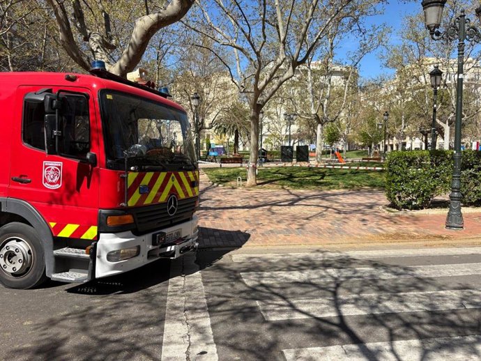 Plaza de los Sitios cerrada por los bomberos ante las fuertes rachas de viento que se esperan este sábado y el domingo.