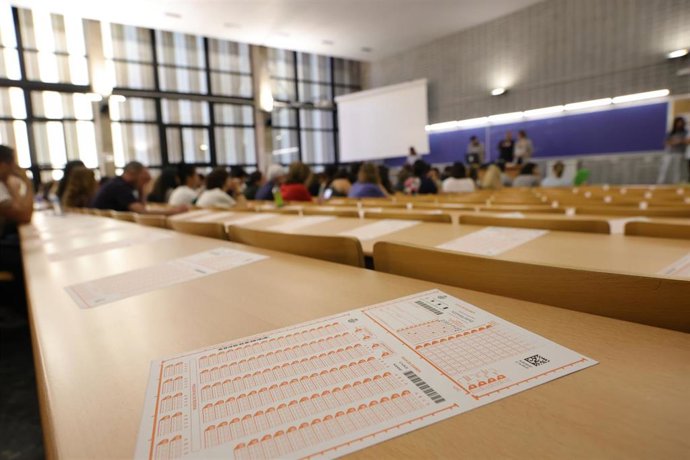 Archivo - Numerosas personas realizan las pruebas de acceso a Correos, en la Facultad de Biológicas de la Universidad Complutense de Madrid, a 7 de mayo de 2023, en Madrid (España). 