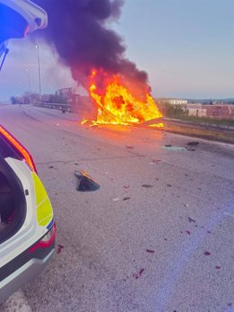 Un vehículo arde en la N-322 en un accidente a la altura de Bailén (Jaén)