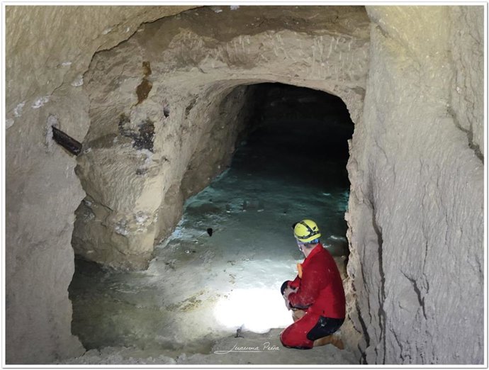 Interior de las minas de agua romanas de Torreperogil