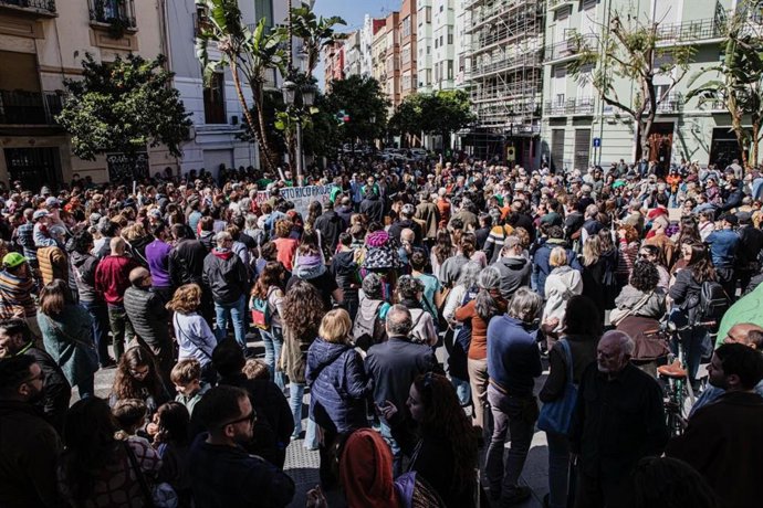 Imagen de una concentración en Russafa en contra de la construcción de pisos turísticos.