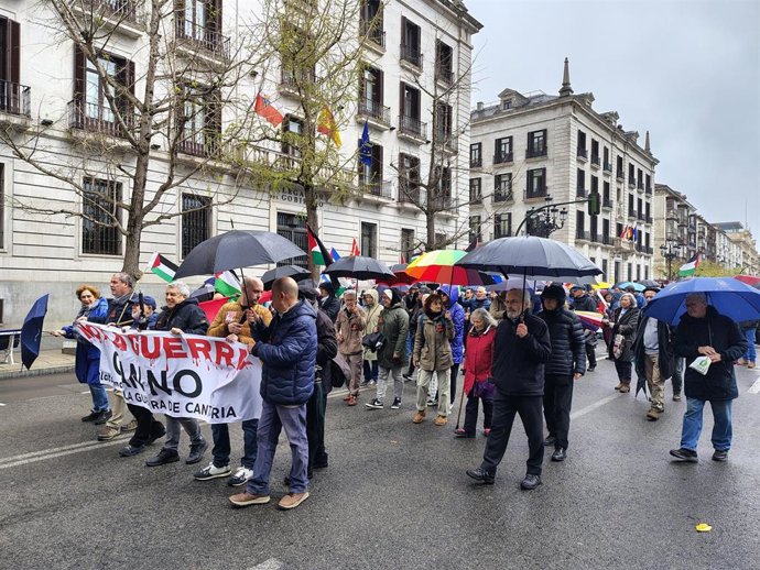 Cerca de medio millar de personas piden en Santander el fin de la guerra
