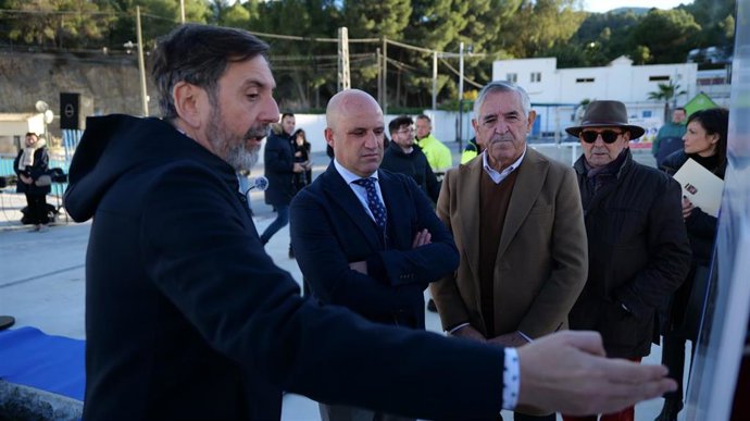 El presidente de la Diputación de Almería examina el proyecto de renovación de la Avenida del Almanzora.