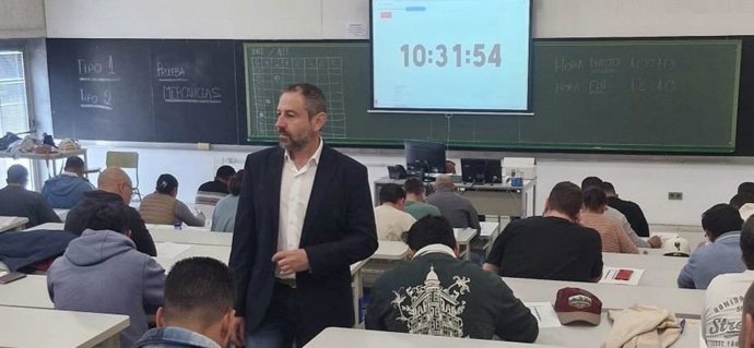 El director general de Movilidad y Transportes, José Antonio Verdú, supervisa la realización de los exámenes de la segunda convocatoria del CAP de 2026.