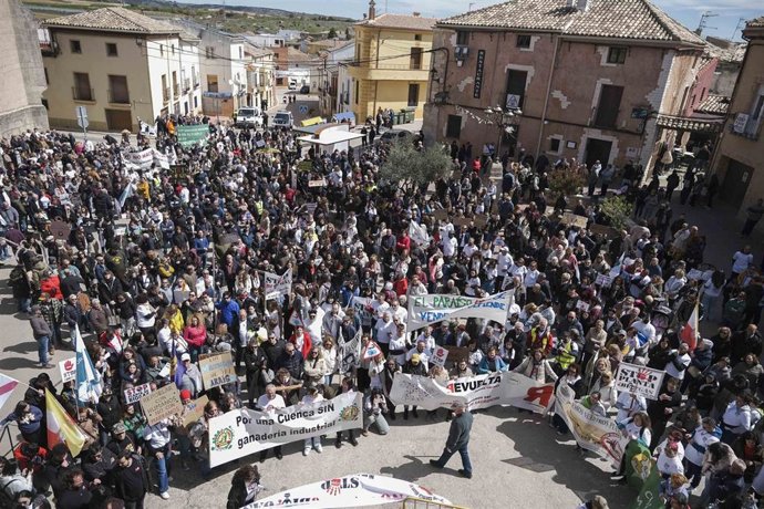 Más de un millar de personas claman en Campos del Paraíso (Cuenca) contra las plantas de biogás