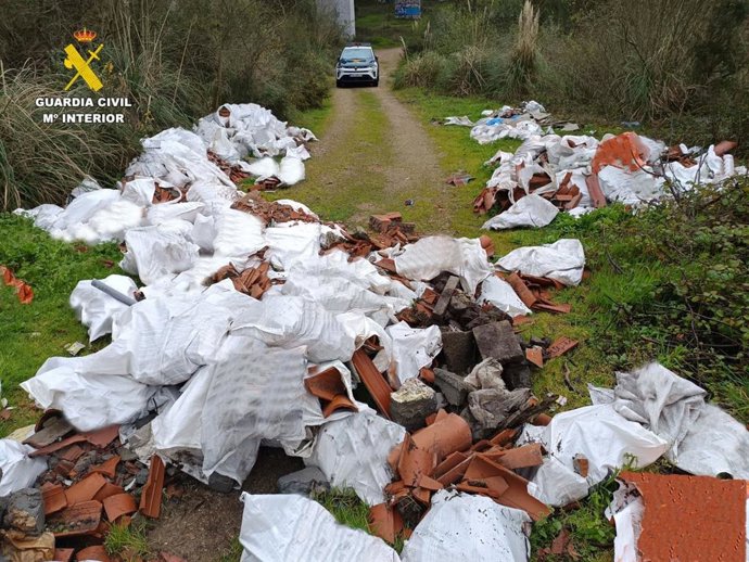 Residuos abandonados en los montes de A Zapateira.