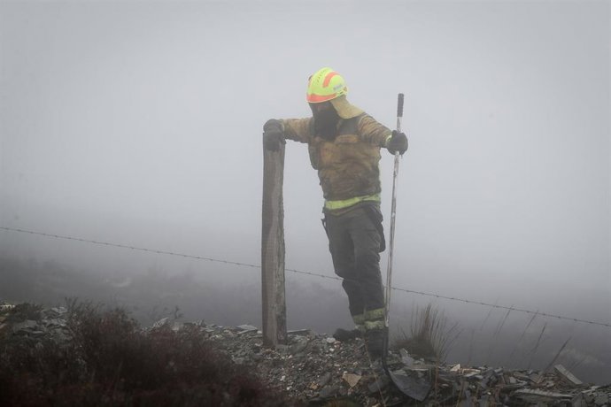 Un bombero trabaja en las labores de extinción de un incendio forestal que ha consumido 30 hectáreas, a 28 de marzo de 2026, en Ourol, Lugo, Galicia (España).