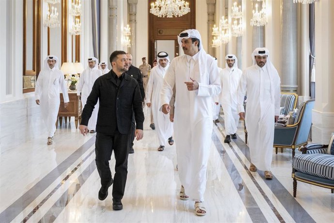 El presidente de Ucrania, Volodimir Zelenski, y el emir de Qatar, Tamim bin Hamad Al Thani, a 28 de marzo de 2026