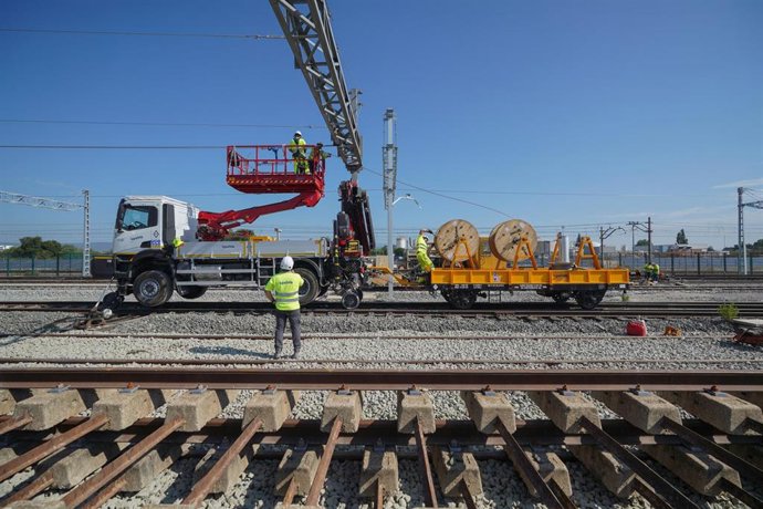 Archivo - Un operario durante las obras de remodelación del Centro Logístico de Júndiz
