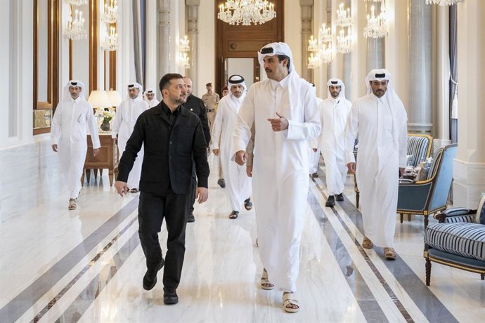 El presidente de Ucrania, Volodimir Zelenski, y el emir de Qatar, Tamim bin Hamad Al Thani, a 28 de marzo de 2026