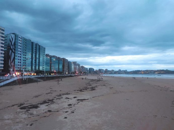 Archivo - Playa de San Lorenzo, en Gijón