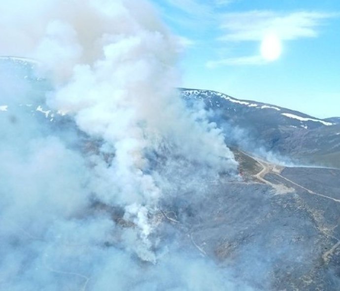 Foi declarado nível de gravidade 1 em um incêndio florestal provocado em Lomba (León)