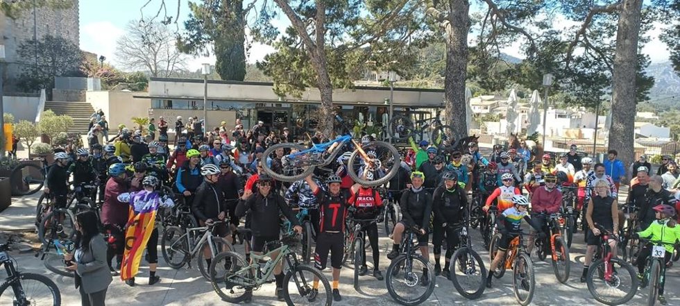 Más de un centenar de personas se reúnen en Selva para defender el acceso público a la Serra de Tramuntana