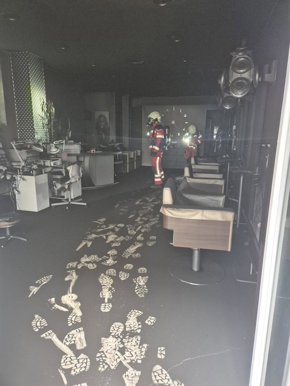 Bomberos acuden a una peluquería de Santoña por humo producido por un cortocircuito