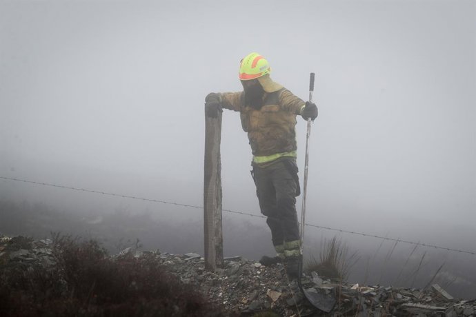 Um bombeiro trabalha nas operações de combate a um incêndio florestal que já consumiu 25 hectares, em 28 de março de 2026, em Ourol, Lugo, Galícia (Espanha). Um incêndio florestal continua ativo no município de Ourol, na paróquia de Susto