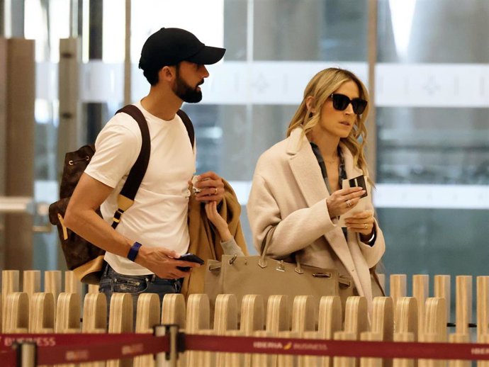 Alvaro Arbeloa y Carlota Ruiz con sus hijos en el aeropuerto de Madrid