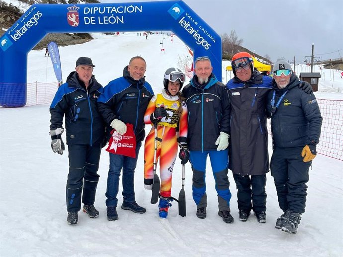 El presidente de la Diputación de León, Gerardo Álvarez Courel, junto a la esquiadora paralímpica María Martín-Granizo y el diputado Octavio González durante el acto de bienvenida celebrado en la estación Valle Laciana-Leitariegos.