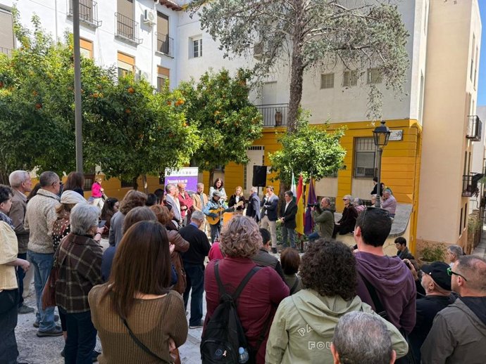 Colocación de la placa en memoria de Miguel Hernández, en Jaén.