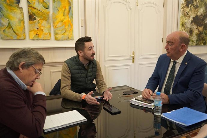 El presidente de la Diputación de Segovia, Miguel Ángel de Vicente, y el alcalde de Navas de Oro, Raúl Vela, durante el encuentro institucional para abordar los proyectos municipales de 2026.