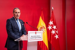 Archivo - El decano del Ilustre Colegio de la Abogacía de Madrid, Eugenio Ribón, interviene durante el acto de firma con los decanos de los colegios de abogados y procuradores, un protocolo de actuación frente a la ocupación ilegal de las viviendas, en la