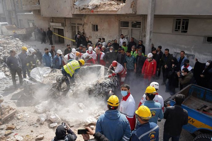 Empleados de la Media Luna Roja de Irán buscan supervivientes tras un bombardeo israelí en Teherán 
