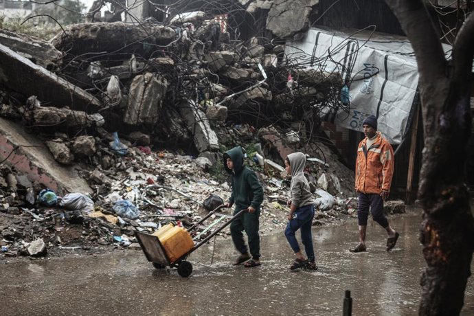 March 26, 2026, Nusairat, Gaza Strip, Palestinian Territory: Displaced Palestinians struggled to obtain drinking water amidst rainy weather and worsening hardship inside their tents due to a storm, collapsed infrastructure, and a lack of basic necessities
