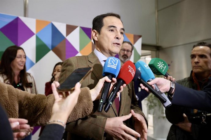 Archivo - El consejero de Justicia, Administración Local y Función Pública, Antonio Nieto, en una imagen de archivo atendiendo a los medios.