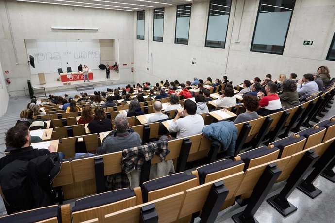 Aspirantes antes de realizar un examen en el aulario de la UPNA.