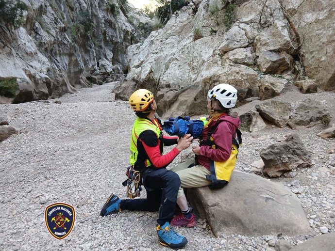 Efectivos de los Bomberos de Mallorca rescatan a una mujer lesionada en el Torrent de Pareis.