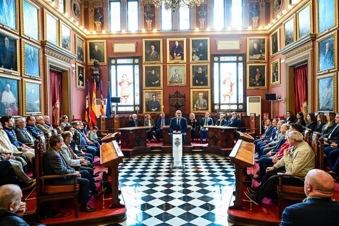 El alcalde de Palma, Jaime Martínez, entrega las varas del Ayuntamiento a las cofradías de Semana Santa