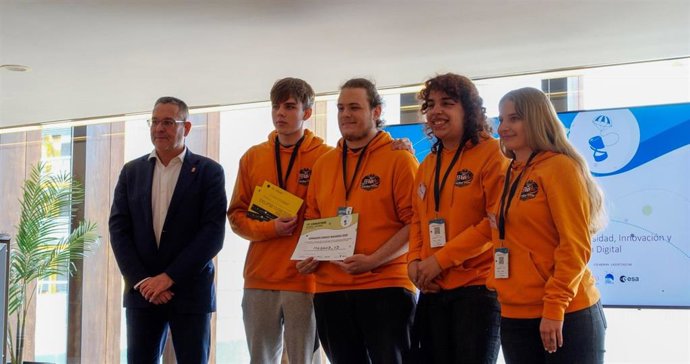 El equipo MASANZ_V3, del Instituto Mariana Sanz de Pamplona, junto con el consejero de Universidad, Innovación y Transformación Digital, Juan Luis García.