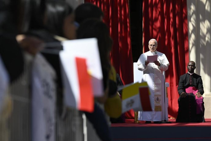 El Papa León XIV durante su encuentro con los jóvenes y catecúmenos en la plaza de la Iglesia Santa Devota, a 28 de marzo de 2026.