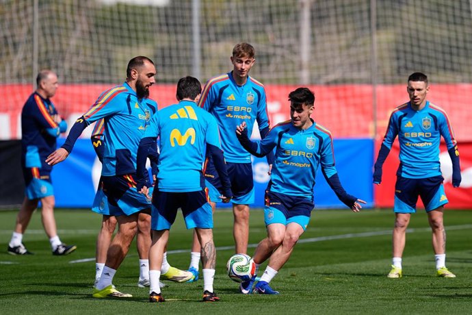 Borja Iglesias e Ander Barrenetxea durante o treino da Seleção Espanhola antes do amistoso internacional contra a Sérvia na Ciudad del Fútbol, em 26 de março de 2026, em Las Rozas, Madri, Espanha.