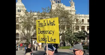 Una concentración de americanos demócratas en València pide la dimisión de Trump y entona el "No a la guerra"