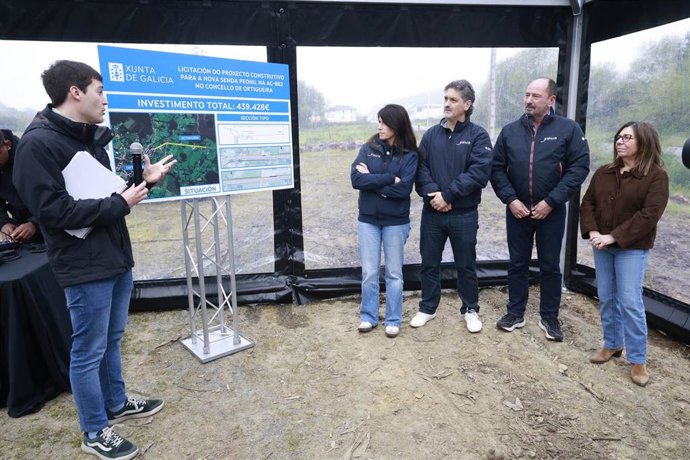 La conselleira de Vivenda e Planificación de Infraestruturas, María Martínez Allegue, avanza la obra en Ortigueira.